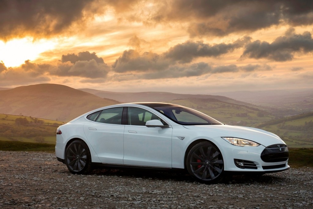 TESLA MODEL S รถพลังงานไฟฟ้าขนาดใหญ่ แต่ลุยน้ำได้ซะงั้น !?