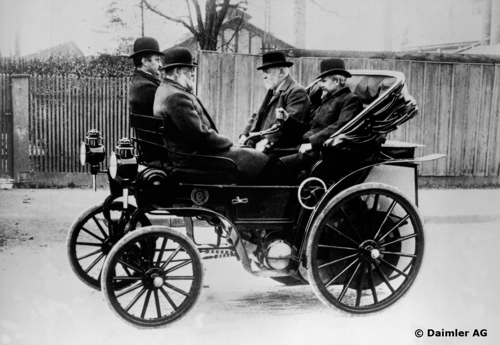 rechts: Gottlieb Daimler neben Wilhelm Maybach auf dem Daimler-Riemenwagen von 1897. Linke Seite, vorne: Adolf Groß, Direktor bei der Maschinenfabrik Esslingen.