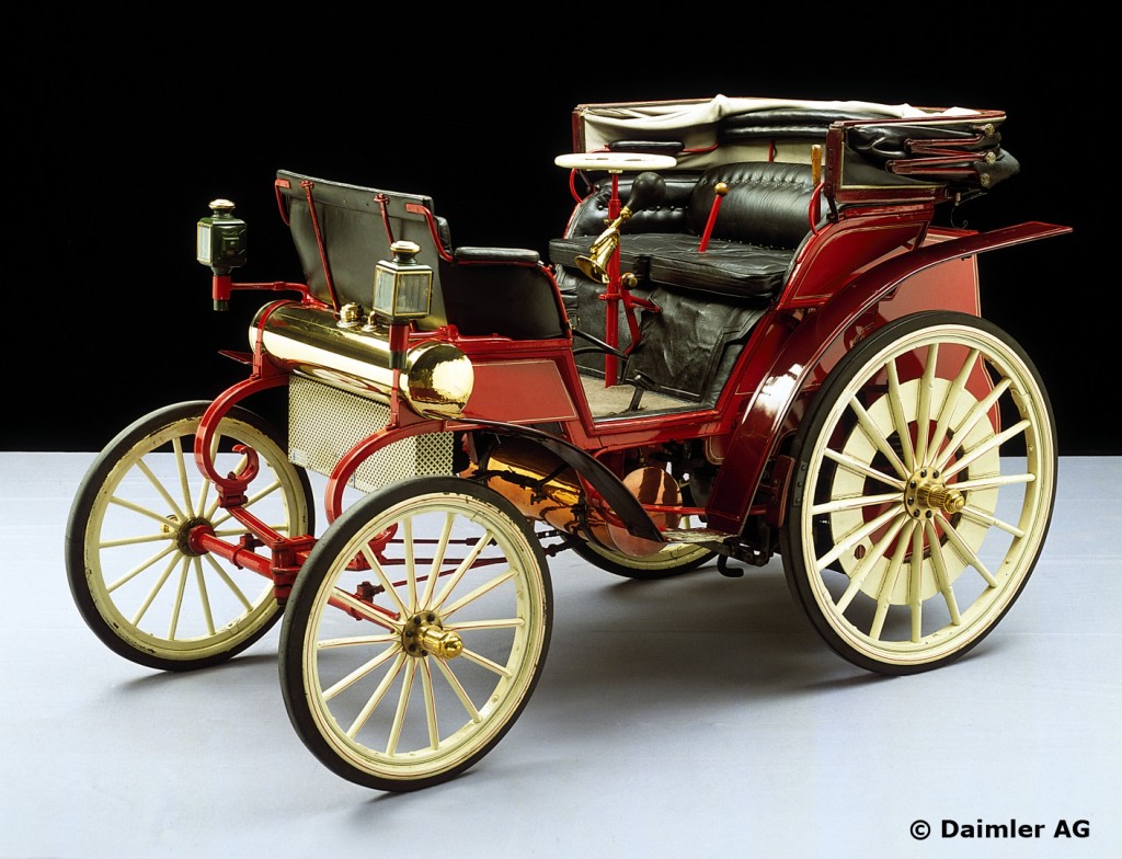 Daimler Riemenwagen, 1895.  Die als Riemenwagen bezeichneten Fahrzeuge sind durch ein 4-Gang-Riemengetriebe für die Kraftübertragung vom Motor auf die Hinterräder gekennzeichnet, mit dem ein weicher Übergang beim Geschwindigkeitswechsel erreicht wurde.