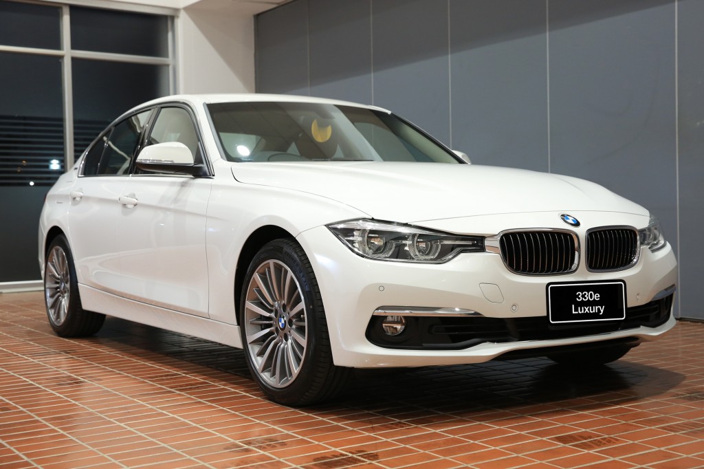 BMW 330e Luxury  (1)