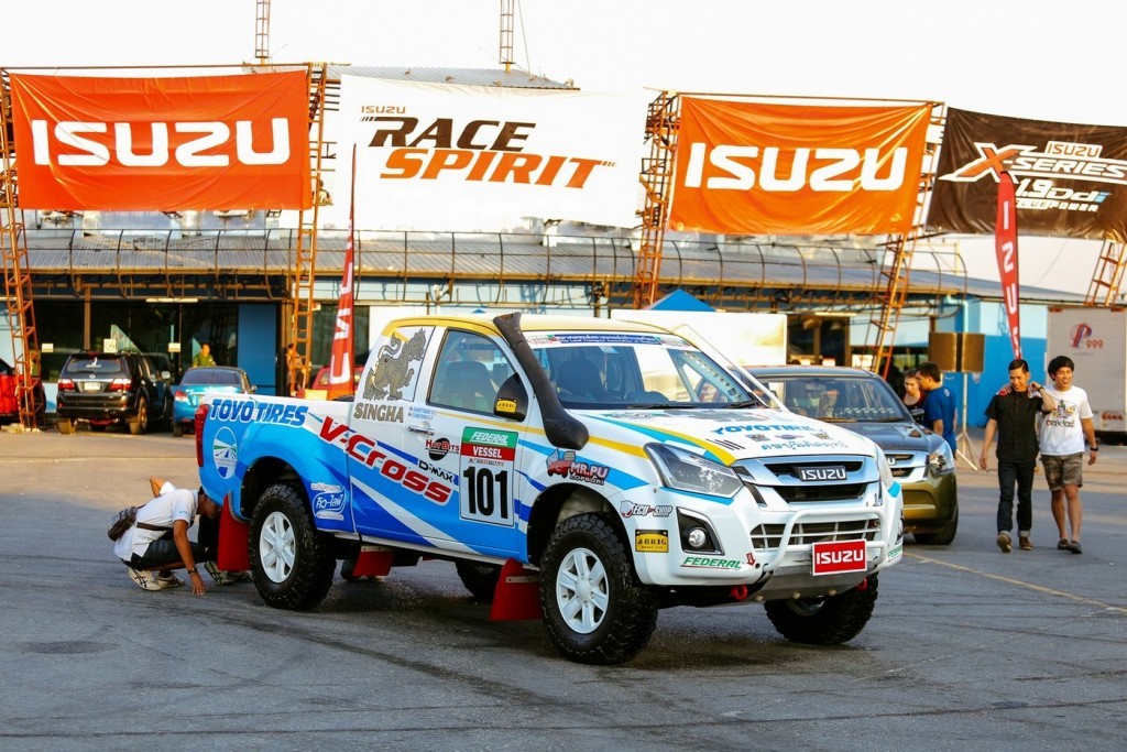 อีซูซุดีแมคซ์ บลูเพาเวอร์ วี-ครอส 4x4 ที่คว้า 6 รางวัล ในรายการ Asia Cross Country Rally 2016