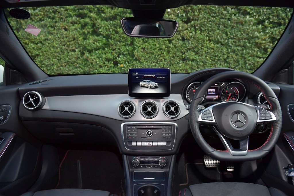 CLA 250 AMG Dynamic_White_Interior (1)