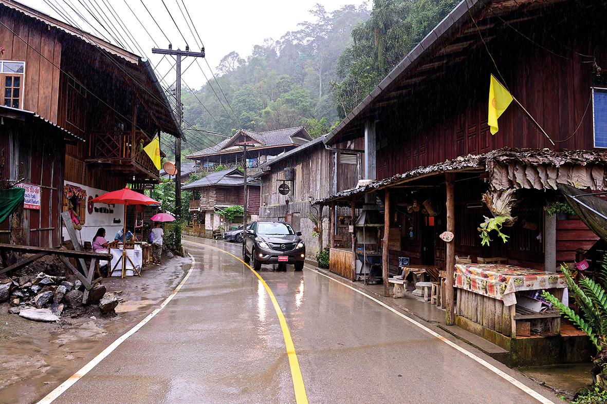 เยี่ยมศูนย์พัฒนาโครงการหลวงตีนตก เยือนแม่กำปอง แช่น้ำร้อนสันกำแพง