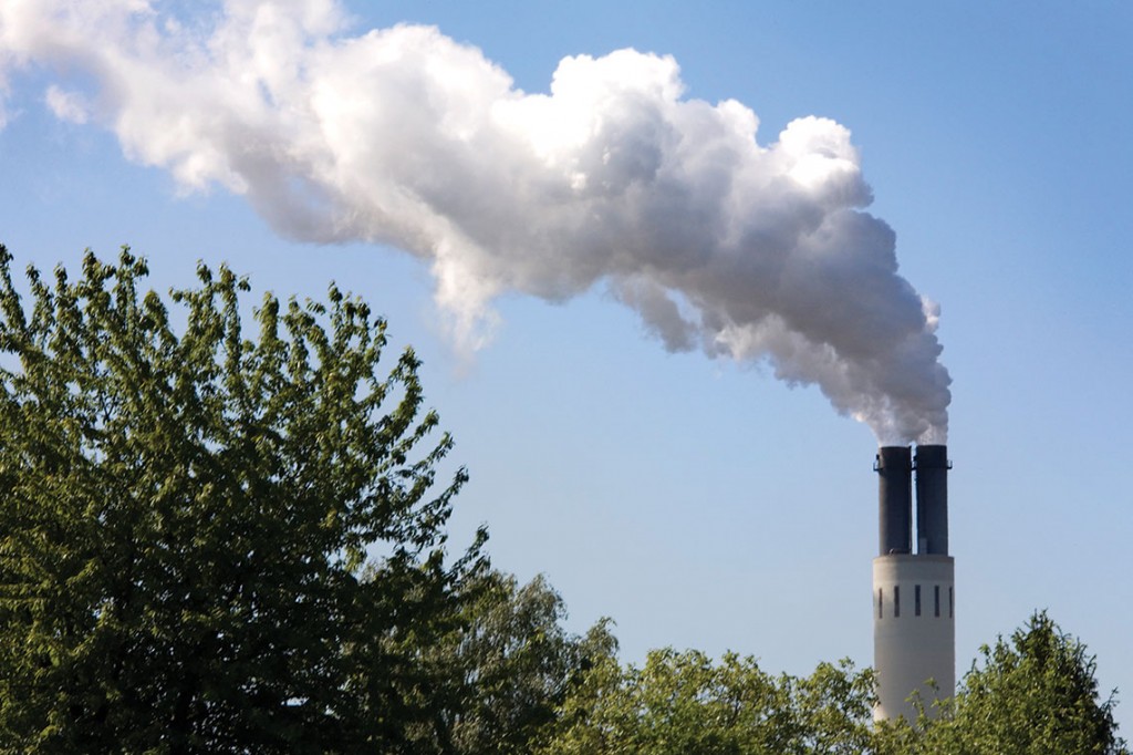 Berlin-_An_electricity_power_plant_smokestack_in_-_3982