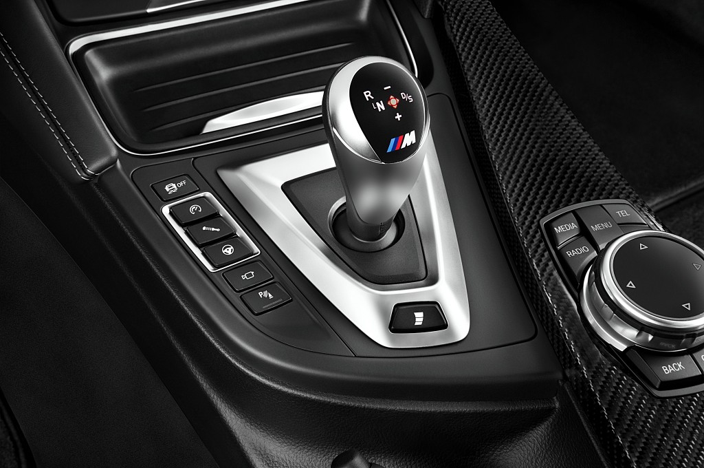 2017-bmw-m4-base-coupe-gear-shift