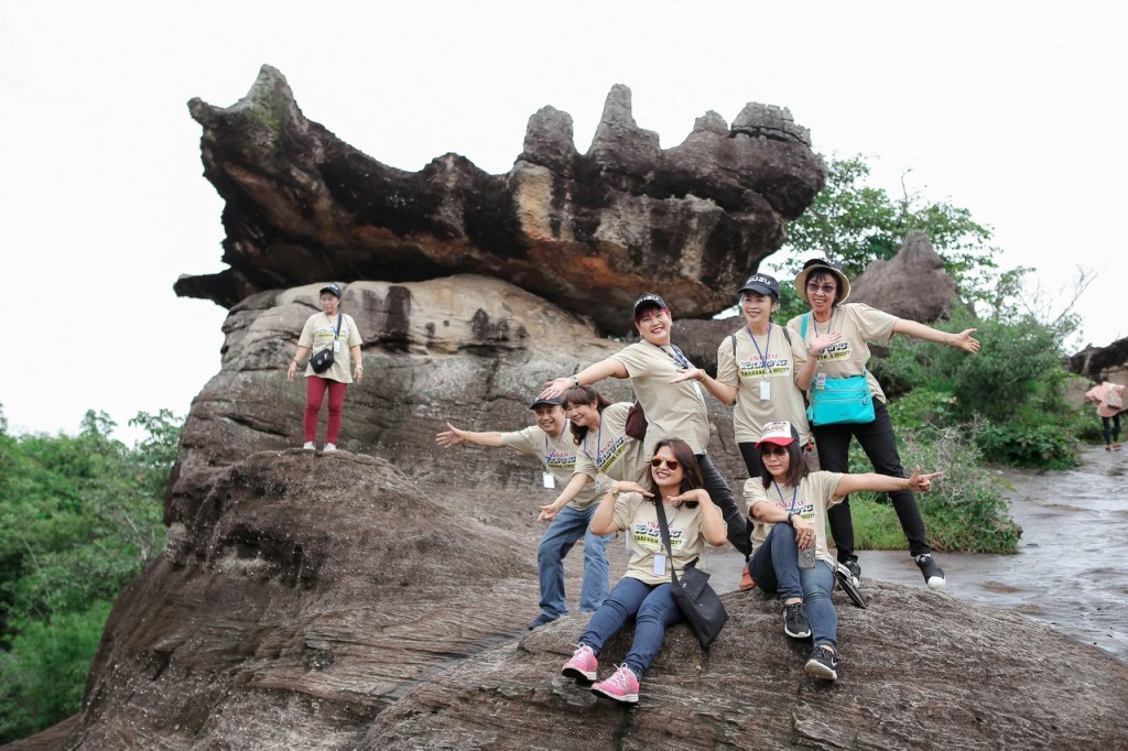 11. ผู้ร่วมคารานสนุกสนานที่อุทยานแห่งชาติภูผาเทิบ