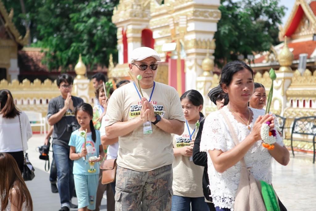 15. สมาชิกคาราวานอีซูซุ ณ วัดพระธาตุพนม