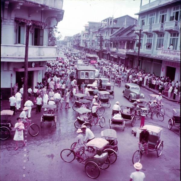 ถนนเจริญกรุง ตรงแยกแปลงนาม ถ่ายไปทางสามแยกภาพนี้ถ่ายในปี 1950 หรือ พ.ศ. 2493