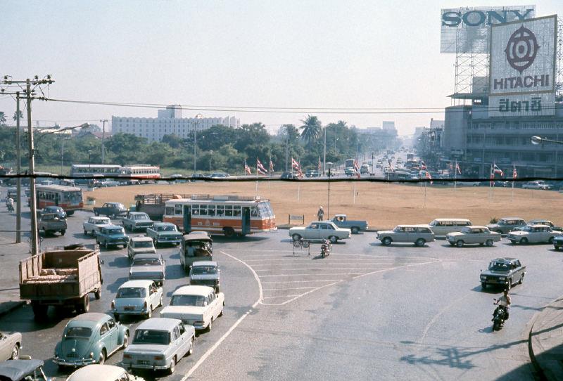 แยกปทุมวันสมัยที่ยังเป็นวงเวียนอยู่ ปี 1970