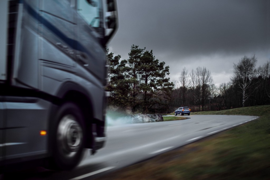 228580_Volvo_Cars_and_Volvo_Trucks_share_live_vehicle_data_to_improve_traffic