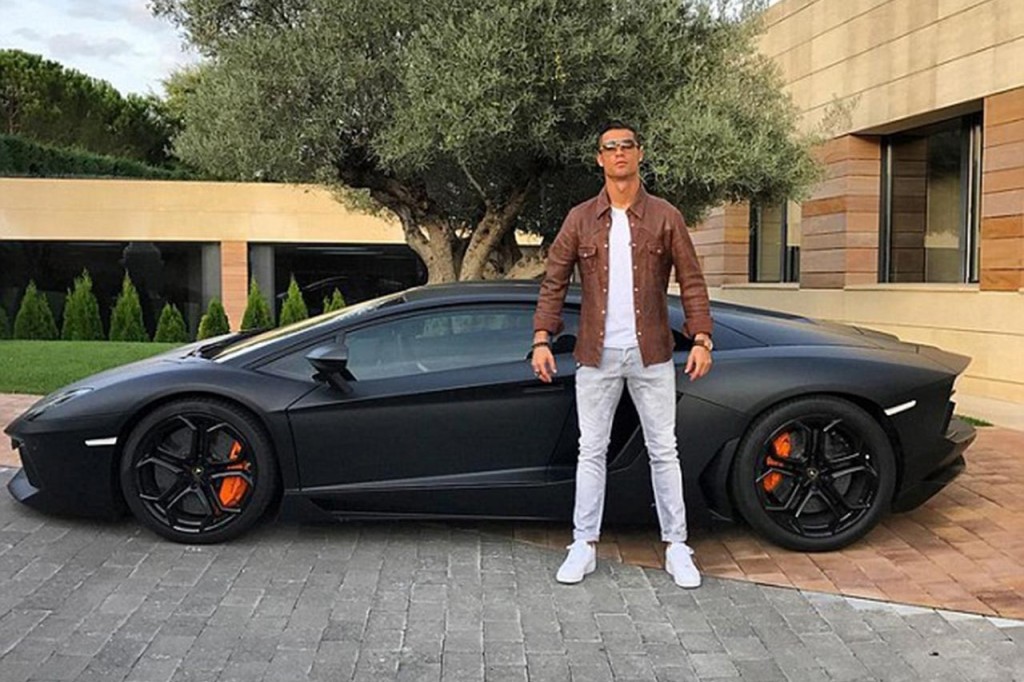 cristiano-ronaldo-lamborghini-avnetador-mocked