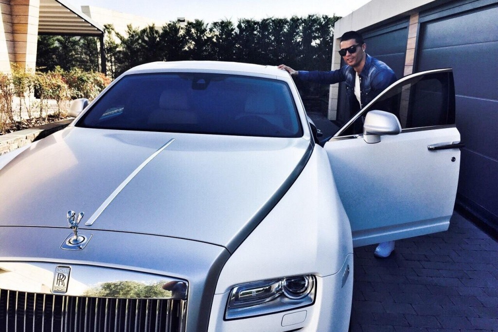 cristiano-ronaldo-leaves-for-training-in-his-rolls-royce-ghost-92911_1