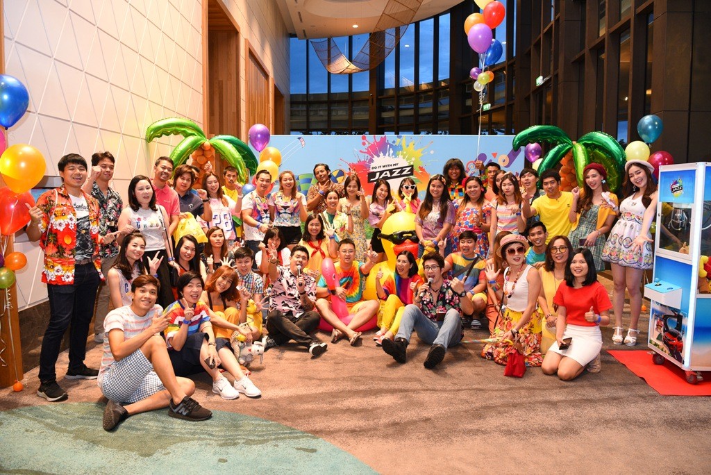 ภาพหมู่ผู้ร่วมแข่งขันในธีม colourful night party