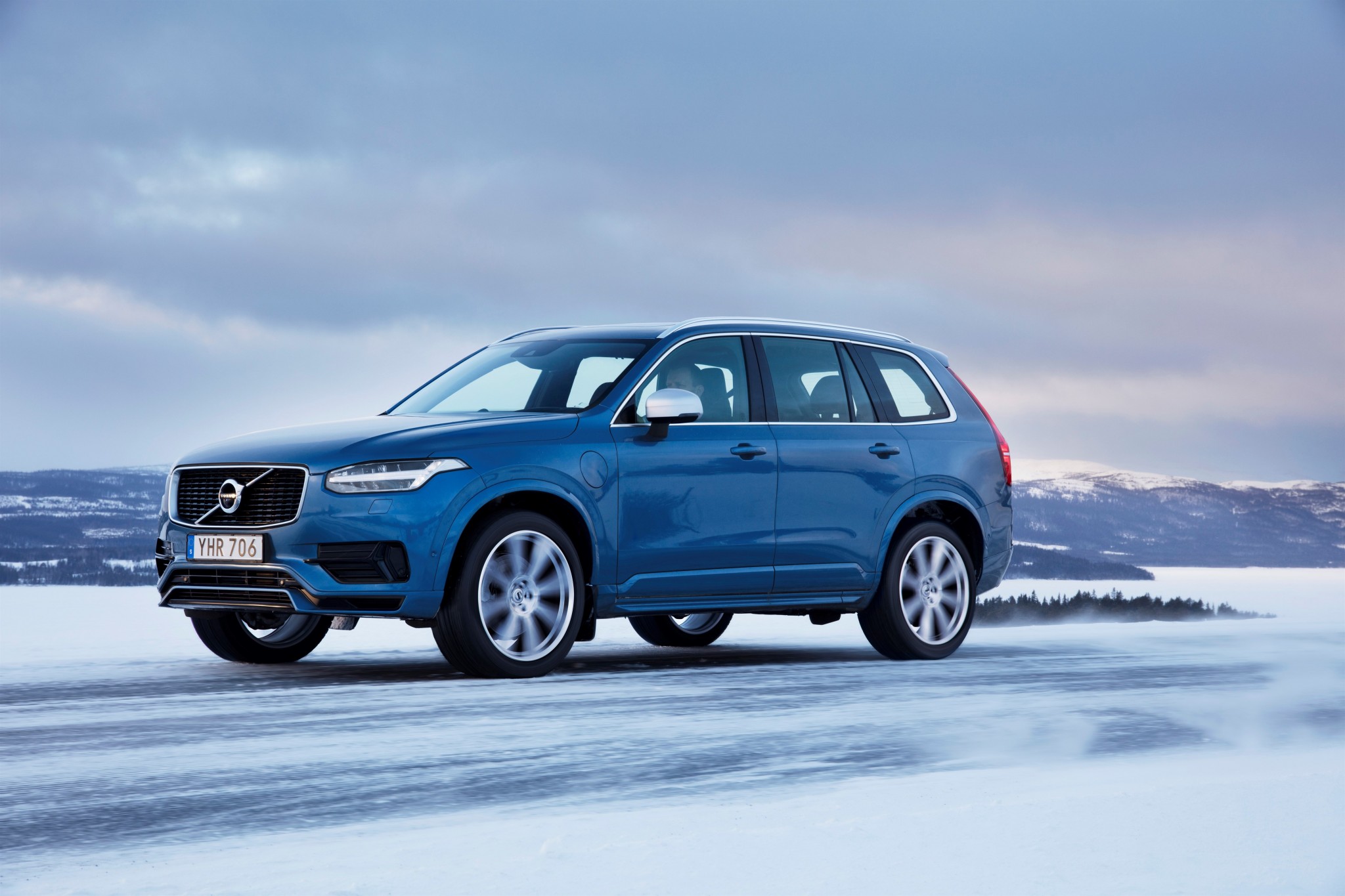 203091_Volvo_XC90_T8_R-design