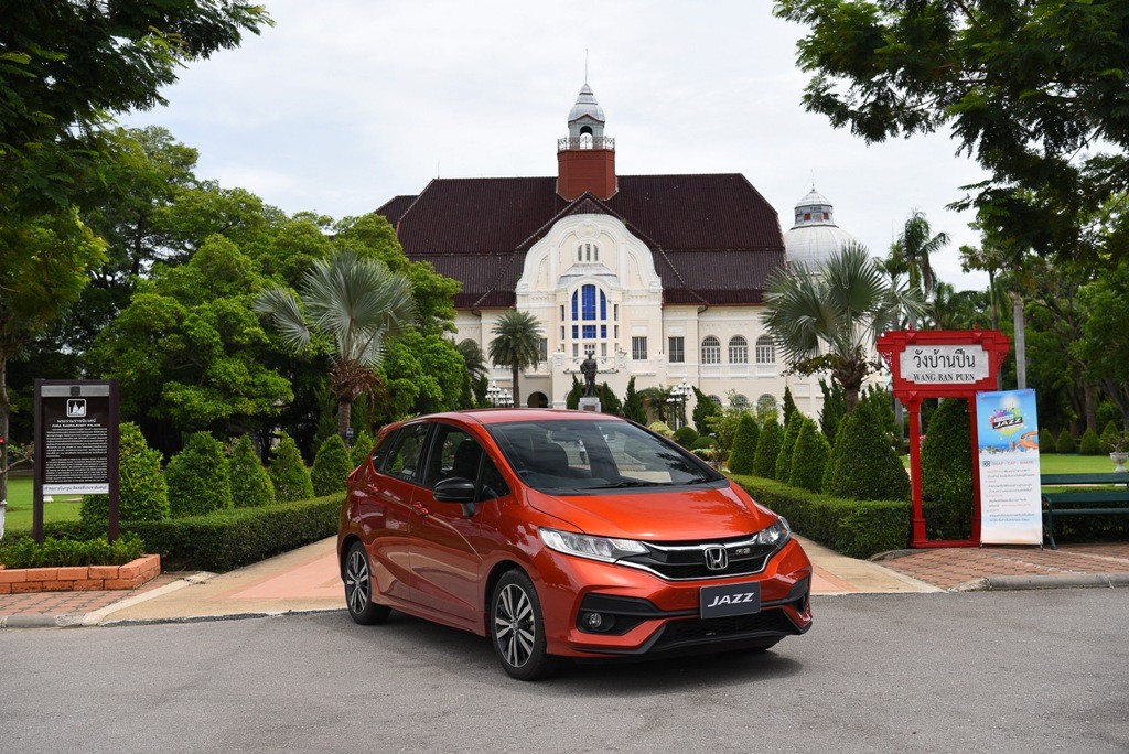 Honda Jazz_หน้าพระราชวังบ้านปืน