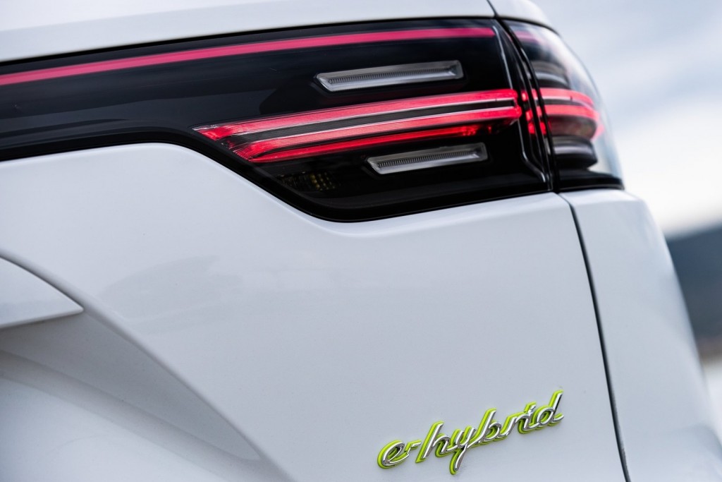 Porsche-Cayenne_E-Hybrid-2019-1600-98