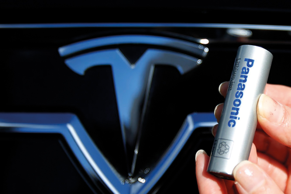 A Panasonic Corp's lithium-ion battery, which is part of Tesla Motor Inc's Model S and Model X battery packs, is pictured with Tesla Motors logo during a photo opportunity at the Panasonic Center in Tokyo, ahead of the 2013 Tokyo Motor Show, November 19, 2013. The Tokyo Motor Show will be held from November 22 to December 1. REUTERS/Yuya Shino (JAPAN - Tags: TRANSPORT BUSINESS LOGO)