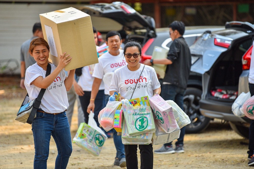 สื่อมวลชนช่วยกันขนสิ่งของบริจาค