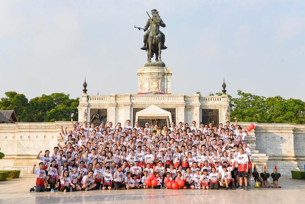 ภาพหมู่กิจกรรม Honda RUN We Share Wheelchair บริเวณพระบรมราชานุสาวรีย์ฯ