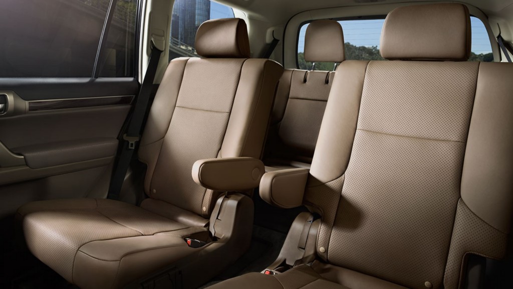 Lexus-GX-interior-ecru-leather-trim-overlay-1204x677-LEX-GXG-MY17-0018