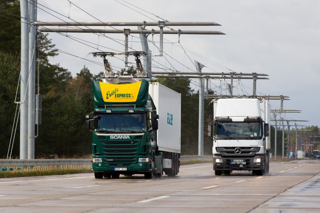 Der eHighway ist eine zuverlässige und umweltschonende Alternative zum herkömmlichen Lkw-Transport. Er versorgt Lkw über eine Oberleitung mit Strom. Das sorgt nicht nur für eine Halbierung des Energieverbrauchs sondern auch für eine Verringerung der lokalen Luftverschmutzung. Im Vergleich zu Verbrennungsmotoren ist die Technologie damit doppelt so effizient.  eHighway is a reliable and environmentally friendly alternative to standard truck transport that supplies trucks with power from an overhead contact line. This means that not only is energy consumption cut by half, but local air pollution is reduced too, making the technology twice as efficient as internal combustion engines.