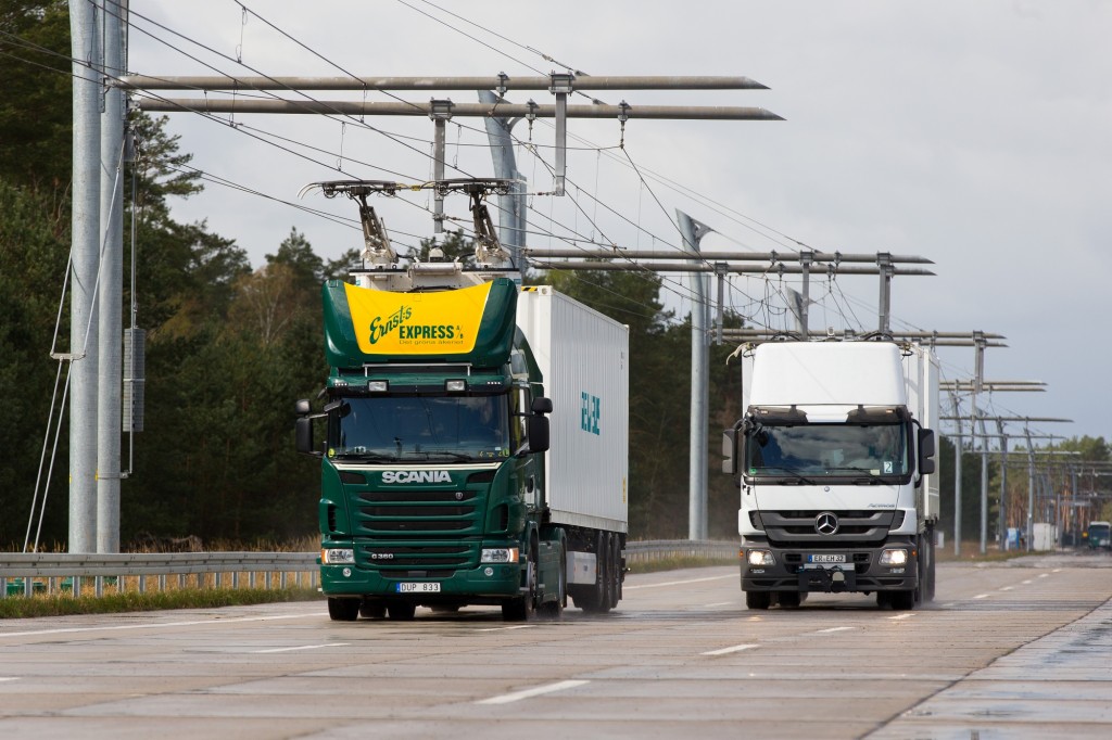 Der eHighway ist eine zuverlässige und umweltschonende Alternative zum herkömmlichen Lkw-Transport. Er versorgt Lkw über eine Oberleitung mit Strom. Das sorgt nicht nur für eine Halbierung des Energieverbrauchs sondern auch für eine Verringerung der lokalen Luftverschmutzung. Im Vergleich zu Verbrennungsmotoren ist die Technologie damit doppelt so effizient.  eHighway is a reliable and environmentally friendly alternative to standard truck transport that supplies trucks with power from an overhead contact line. This means that not only is energy consumption cut by half, but local air pollution is reduced too, making the technology twice as efficient as internal combustion engines.