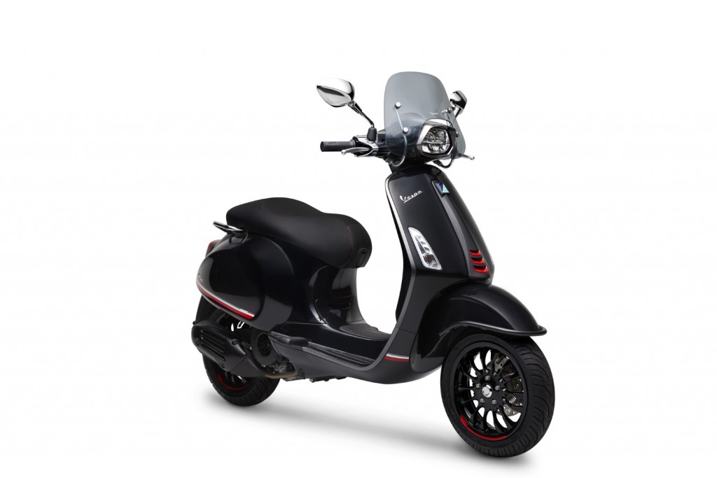 Vespa Sprint Carbon_HeroShot (2)