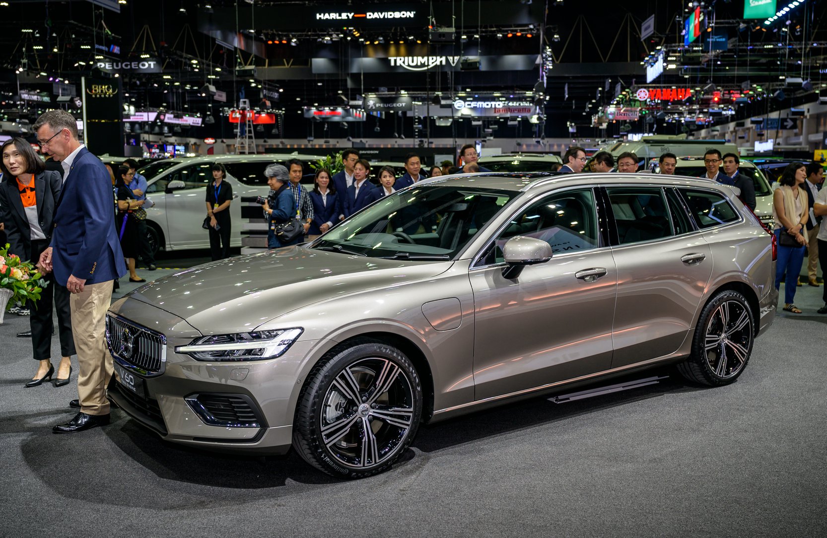 V60 cross country shop plug in hybrid