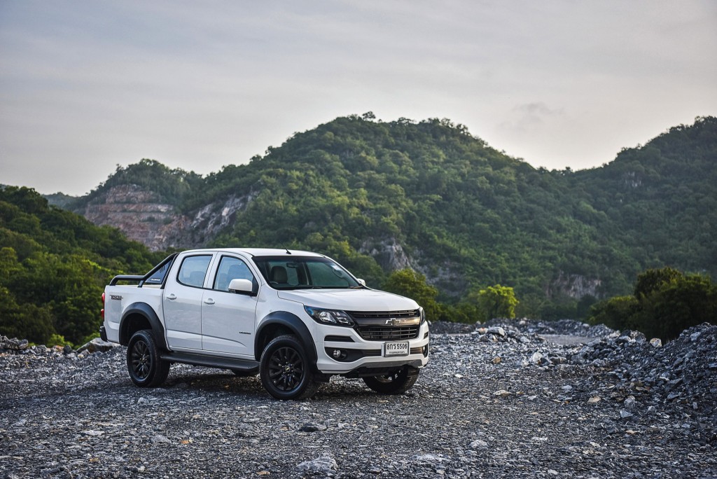 Chevrolet Colorado Trail Boss_F3Q mtn 1