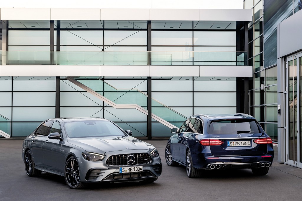 Mercedes-AMG E 53 4MATIC+ Limousine, 2020, Outdoor, Exterieur: selenitgrau metallic, Night Paket, Carbon Paket II; Mercedes-AMG E 53 4MATIC+ T-Modell, 2020, Outdoor, Exterieur: cavansitblau metallic;Kraftstoffverbrauch kombiniert: 9,0-8,8 l/100 km; CO2-Emissionen kombiniert: 207-200 g/km* Mercedes-AMG E 53 4MATIC+ Sedan, 2020, Outdoor, exterior: selenitgrey metallic, night package, Carbon package II;  Mercedes-AMG E 53 4MATIC+ Estate, 2020, Outdoor, exterior: cavansitblue metallic;Combined fuel consumption: 9.0-8.8 l/100 km; combined CO2 emissions: 207-200 g/km*