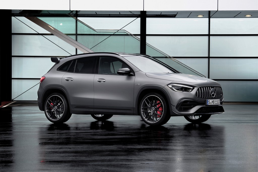 Mercedes-AMG GLA45 S 4MATIC+(Kraftstoffverbrauch kombiniert 9,3-9,2 l/100 km; CO2-Emissionen kombiniert 212-210 g/km) Exterieur, Seiten Perspektive, AMG spezifische Kühlerverkleidung ;Kraftstoffverbrauch kombiniert 9,3-9,2  l/100 km; CO2-Emissionen kombiniert 212-210 g/km* Mercedes-AMG GLA45 S 4MATIC+ (Combined fuel consumption 9,3-9,2 l/100 km; combined CO2-Emission 212-210 g/km), Exterior, AMG specific radiator grill, side perspective;Combined fuel consumption 9,3-9,2 l/100 km; combined CO2-Emission 212-210 g/km*