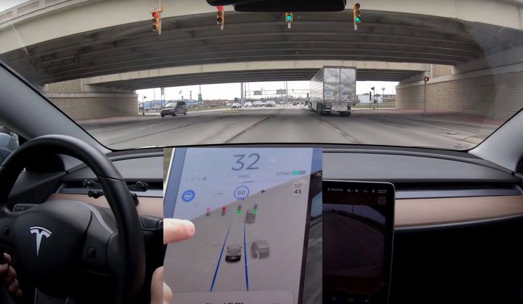 tesla-autopilot-traffic-light-overpass-scaled