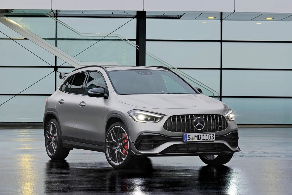 Mercedes-AMG GLA45 S 4MATIC+(Kraftstoffverbrauch kombiniert 9,3-9,2  l/100 km; CO2-Emissionen kombiniert 212-210 g/km) Exterieur, Front Perspektive, AMG spezifische Kühlerverkleidung;Kraftstoffverbrauch kombiniert 9,3-9,2  l/100 km; CO2-Emissionen kombiniert 212-210 g/km* Mercedes-AMG GLA45 S 4MATIC+ (Combined fuel consumption 9,3-9,2 l/100 km; combined CO2-Emission 212-210 g/km), Exterior, AMG specific radiator grill, front perspective;Combined fuel consumption 9,3-9,2 l/100 km; combined CO2-Emission 212-210 g/km*