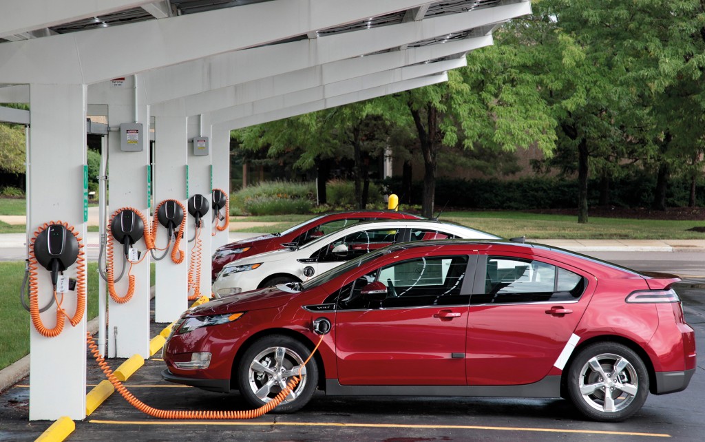 Chevrolet Volt electric vehicles are parked at solar-powered electric charging stations designed by Sunlogics in the parking lot of General Motors Co's assembly plant in Hamtramck, Michigan August 9, 2011. The U.S automaker's venture capital arm invested $7.5 million in Sunlogics as a way to tap into the company's technology.  REUTERS/Rebecca Cook   (UNITED STATES - Tags: TRANSPORT BUSINESS ENERGY ENVIRONMENT) - RTR2Q082