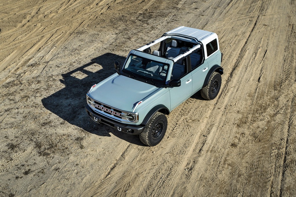 The four-door 2021 Bronco will have available removeable modular roof sections – left and right front panels, a full-width center panel and a rear section. Roof panels on both two- and four-door models can be easily removed by unlocking the latches from the interior to provide the largest overall open-top view in its class to take in the sunshine or to gaze at the stars at night. (Prototype not representative of production vehicle.)