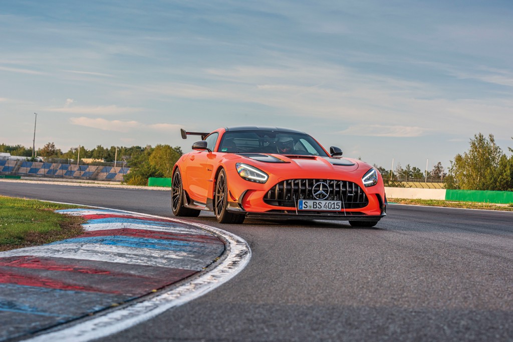 AMG GT Black Series, magmabeam, Leder Exklusiv Nappa / Mikrofaser DINAMICA – schwarz;Kraftstoffverbrauch kombiniert 12,8 l/100 km, CO2-Emissionen kombiniert 292 g/km* AMG GT Black Series, magma beam,Exclusive nappa leather / DINAMICA microfibre – black;Combined fuel consumption 12,8 l/100 km, combined CO2 emissions 292 g/km*