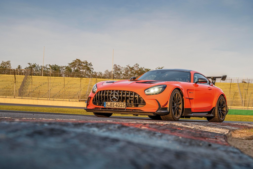 AMG GT Black Series, magmabeam, Leder Exklusiv Nappa / Mikrofaser DINAMICA – schwarz;Kraftstoffverbrauch kombiniert 12,8 l/100 km, CO2-Emissionen kombiniert 292 g/km* AMG GT Black Series, magma beam,Exclusive nappa leather / DINAMICA microfibre – black;Combined fuel consumption 12,8 l/100 km, combined CO2 emissions 292 g/km*