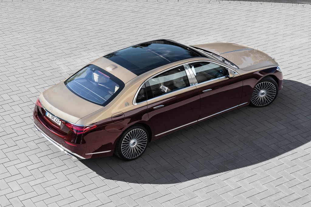 Mercedes-Maybach S-Klasse; Exterieur: designo rubelitrot/kalaharigold; Interieur: Leder Nappa macchiatobeige/bronzebraun pearl; Zierteile: designo Holz Walnuss braun offenporig aluminium lines  Mercedes-Maybach S-Class; exterior: designo rubelit red/kalahari gold; interior: Leather Nappa macchiato beige / bronze brown pearl; trim parts: designo brown open-pore walnut wood with aluminium lines