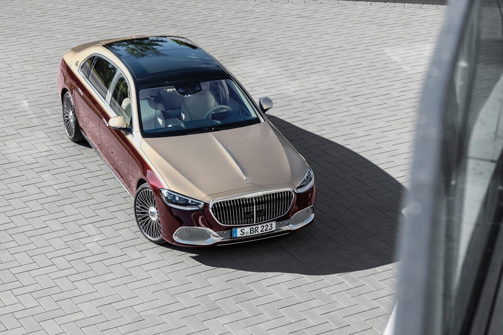 Mercedes-Maybach S-Klasse; Exterieur: designo rubelitrot/kalaharigold; Interieur: Leder Nappa macchiatobeige/bronzebraun pearl; Zierteile: designo Holz Walnuss braun offenporig aluminium lines  Mercedes-Maybach S-Class; exterior: designo rubelit red/kalahari gold; interior: Leather Nappa macchiato beige / bronze brown pearl; trim parts: designo brown open-pore walnut wood with aluminium lines