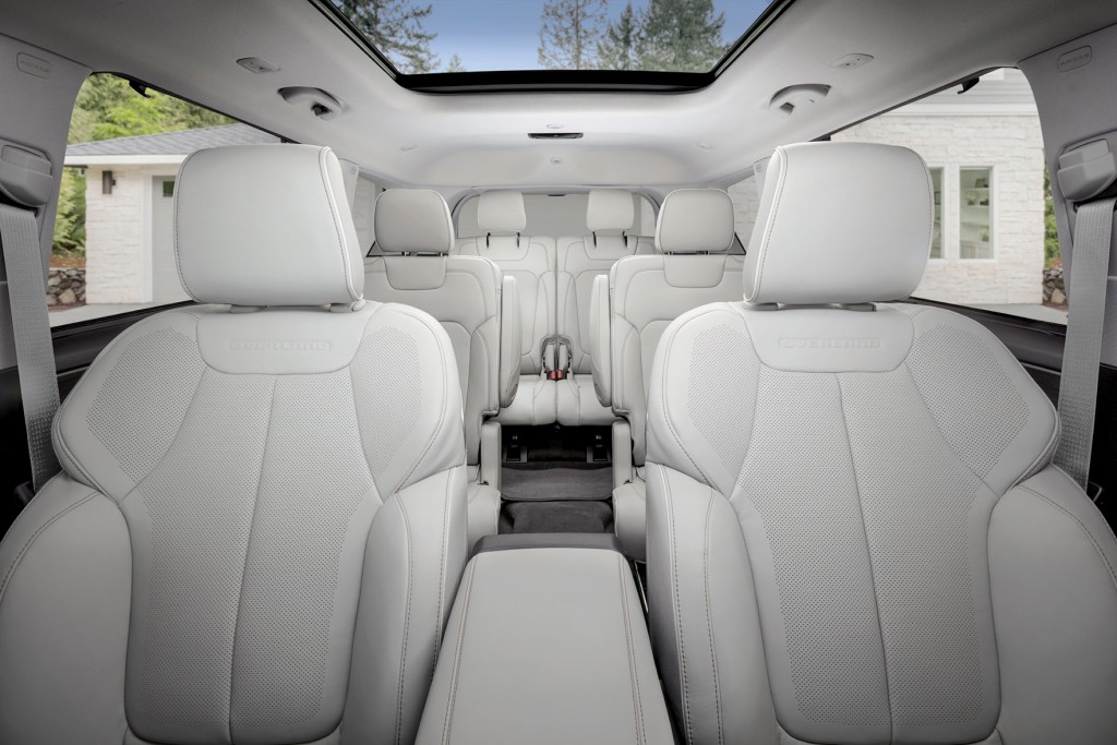 2021 Jeep® Grand Cherokee L Overland spacious three-row interior with CommandView dual-pane sunroof.