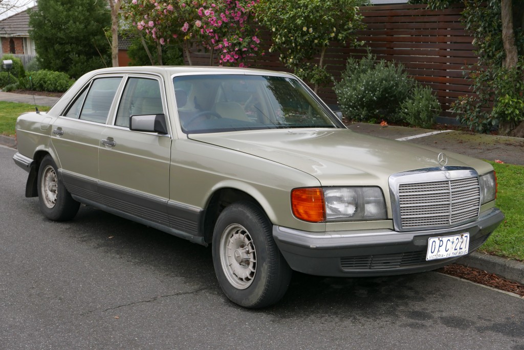 1984_Mercedes-Benz_380_SE_(W_126)_sedan_(2015-08-07)_01
