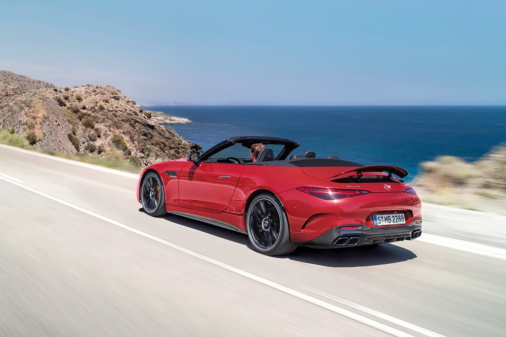 [Mercedes-AMG SL 63 4MATIC+ vorläufige Angaben WLTP | Kraftstoffverbrauch kombiniert: 12,7-11,8 l/100 km | CO₂-Emissionen kombiniert: 288-268 g/km]* Exterieur: Patagonienrot metallic; Interieur: Leder Nappa/DINAMICA Race. *Alle Angaben sind vorläufig und wurden intern nach Maßgabe der Zertifizierungsmethode „WLTP-Prüfverfahren“ ermittelt. Es liegen bislang weder bestätigte Werte vom TÜV noch eine EG-Typgenehmigung noch eine Konformitätsbescheinigung mit amtlichen Werten vor. Abweichungen zwischen den Angaben und den amtlichen Werten sind möglich.;Vorläufige Angaben WLTP | Kraftstoffverbrauch kombiniert: 12,7-11,8 l/100 km | CO₂-Emissionen kombiniert: 288-268 g/km* [Mercedes-AMG SL 63 4MATIC+ provisional data WLTP | fuel consumption combined: 12,7-11,8 l/100 km | CO₂-emissions combined: 288-268 g/km]* exterior: patagonia red metallic; interior: leather nappa/DINAMICA Race. *Data on consumption are provisional and were determined internally in accordance with the "WLTP test procedure" certification method. Confirmed TÜV figures, EC type approval and certificate of conformity with official figures are not yet available. Differences between the stated figures and the official figures are possible.;Provisional data WLTP | fuel consumption combined: 12,7-11,8 l/100 km | CO₂-emissions combined: 288-268 g/km*