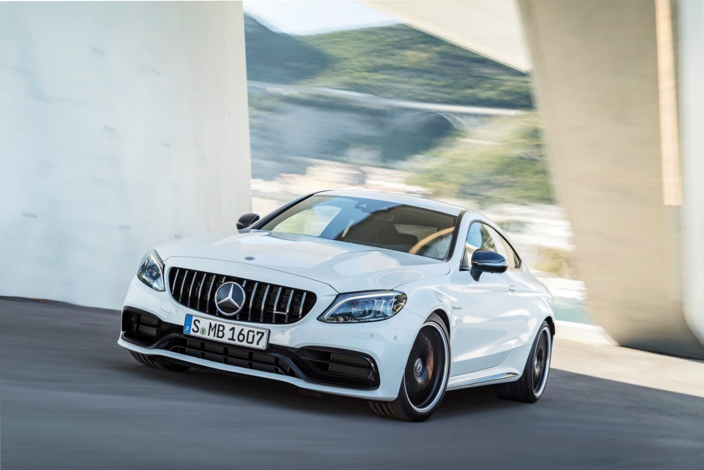 Mercedes-AMG C 63 S Coupé, AMG Night Paket und AMG Carbon-Paket II, Außenfarbe: designo diamantweiß bright.;Kraftstoffverbrauch kombiniert: 10,1 l/100 km; CO2-Emissionen kombiniert: 230 g/km (vorläufige Daten) Mercedes-AMG C 63 S Coupé, AMG Night package and AMG Carbon-package II, Exterior paint: designo diamond white bright;Fuel consumption combined: 10.1 l/100 km; combined CO2 emissions: 230 g/km (provisional data)