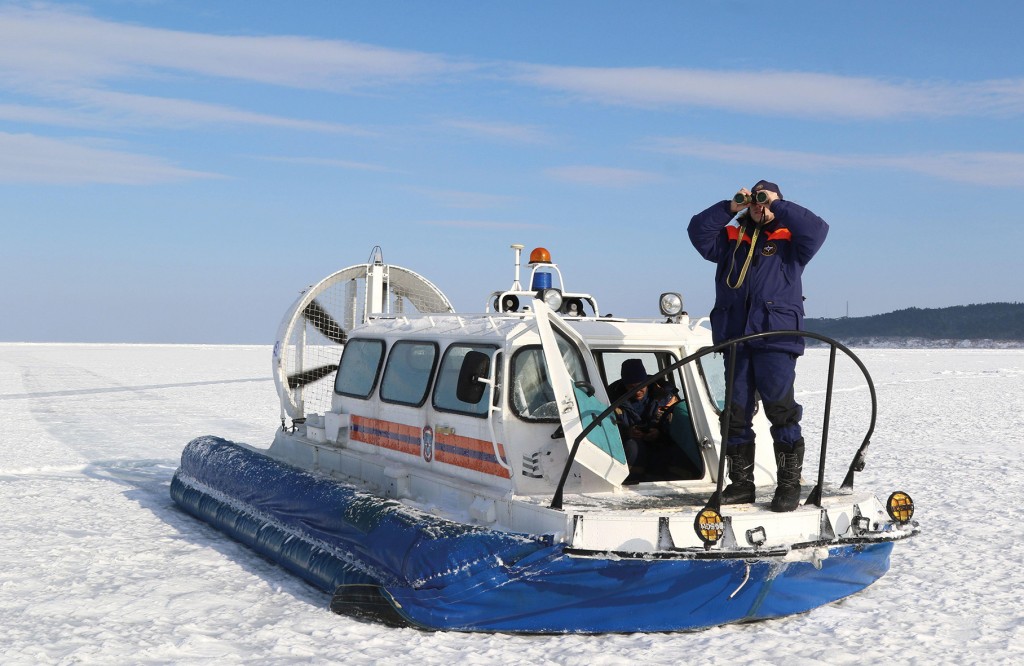 2AP9HB7 Yuzhno Sakhalinsk, Russia. 22nd Jan, 2020. YUZHNO-SAKHALINSK, RUSSIA - JANUARY 22, 2020: A rescue hovercraft involved in an operation to save almost 200 fishermen trapped on an ice floe in the vicinity of Cape Svobodny, Mordvinov Bay. Russian Emergency Situations Ministry/TASS Credit: ITAR-TASS News Agency/Alamy Live News