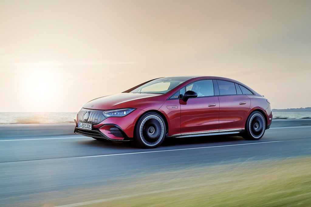 Mercedes-AMG EQE 43 4MATIC (Stromverbrauch kombiniert (WLTP): 22,5–19,7 kWh/100 km; CO2-Emissionen kombiniert (WLTP): 0 g/km; Elektrische Reichweite (WLTP): 462–533 km); Exterieur: MANUFAKTUR hyazinthrot metallic; Interieur: AMG Leder Nappa schwarz;Stromverbrauch kombiniert (WLTP): 22,5–19,7 kWh/100 km; CO2-Emissionen kombiniert (WLTP): 0 g/km; Elektrische Reichweite (WLTP): 462–533 km Mercedes-AMG EQE 43 4MATIC (combined electrical consumption (WLTP): 22.5–19.7 kWh/100 km; combined CO2 emissions (WLTP): 0 g/km; Electrical range (WLTP): 462–533 km); exterior: MANUFAKTUR hyacinth red; interior: AMG nappa leather black;Combined electrical consumption (WLTP): 22.5–19.7 kWh/100 km; combined CO2 emissions (WLTP): 0 g/km; Electrical range (WLTP): 462–533 km