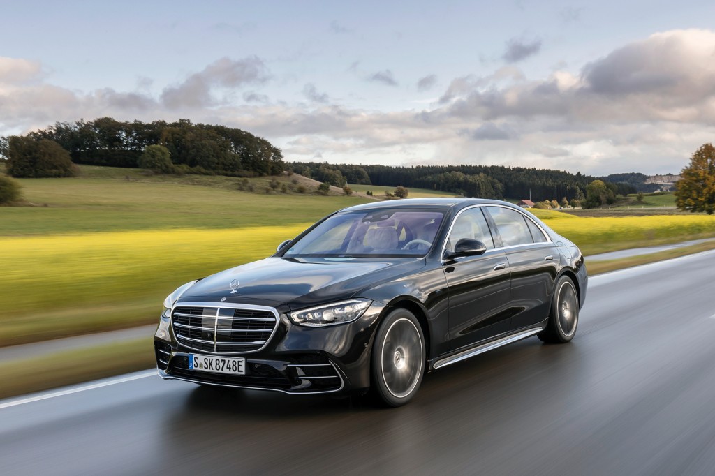 Mercedes-Benz S 580 e (Kraftstoffverbrauch kombiniert (NEFZ): 1,5-1,1 l/100 km, CO2-Emissionen kombiniert: 33-26 g/km); Exterieur: Onyxschwarz, AMG Line; Interieur: Leder Exklusiv macciatobeige/magmagrau;Kraftstoffverbrauch kombiniert (NEFZ): 1,5-1,1 l/100 km, CO2-Emissionen kombiniert: 33-26 g/km* Mercedes-Benz S 580 e (combined fuel comsumption (NEDC): 1.5-1.1 l/100 km, combined CO2 emissions: 33-26 g/km); exterior: onyx black, AMG Line; interior: leather exclusive macchiato beige/magma grey;Combined fuel comsumption (NEDC): 1.5-1.1 l/100 km, combined CO2 emissions: 33-26 g/km*