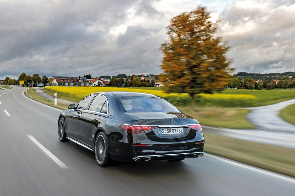 Mercedes-Benz S 580 e (Kraftstoffverbrauch kombiniert (NEFZ): 1,5-1,1 l/100 km, CO2-Emissionen kombiniert: 33-26 g/km); Exterieur: Onyxschwarz, AMG Line; Interieur: Leder Exklusiv macciatobeige/magmagrau;Kraftstoffverbrauch kombiniert (NEFZ): 1,5-1,1 l/100 km, CO2-Emissionen kombiniert: 33-26 g/km* Mercedes-Benz S 580 e (combined fuel comsumption (NEDC): 1.5-1.1 l/100 km, combined CO2 emissions: 33-26 g/km); exterior: onyx black, AMG Line; interior: leather exclusive macchiato beige/magma grey;Combined fuel comsumption (NEDC): 1.5-1.1 l/100 km, combined CO2 emissions: 33-26 g/km*