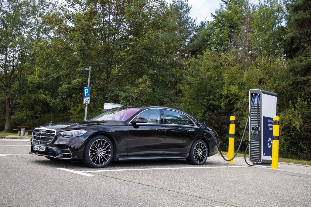 Mercedes-Benz S 580 e (Kraftstoffverbrauch kombiniert (NEFZ): 1,5-1,1 l/100 km, CO2-Emissionen kombiniert: 33-26 g/km); Exterieur: Onyxschwarz, AMG Line; Interieur: Leder Exklusiv macciatobeige/magmagrau;Kraftstoffverbrauch kombiniert (NEFZ): 1,5-1,1 l/100 km, CO2-Emissionen kombiniert: 33-26 g/km* Mercedes-Benz S 580 e (combined fuel comsumption (NEDC): 1.5-1.1 l/100 km, combined CO2 emissions: 33-26 g/km); exterior: onyx black, AMG Line; interior: leather exclusive macchiato beige/magma grey;Combined fuel comsumption (NEDC): 1.5-1.1 l/100 km, combined CO2 emissions: 33-26 g/km*