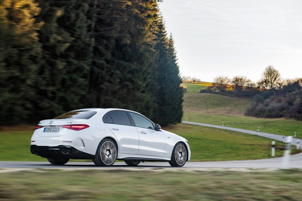 Mercedes-AMG C 43 4MATIC Limousine | Kraftstoffverbrauch kombiniert: 9,1-8,7 l/100 km | CO₂-Emissionen kombiniert: 206-196 g/km*. Exterieur: Opalithweiß; Interieur: schwarz mit roten Nähten.;Kraftstoffverbrauch kombiniert: 9,1-8,7 l/100 km | CO₂-Emissionen kombiniert: 206-196 g/km* Mercedes-AMG C 43 4MATIC Sedan | fuel consumption combined: 9,1-8,7 l/100 km | CO₂-emissions combined: 206-196 g/km*. Exterior: opalite white; interior: black with red stitching;Fuel consumption combined: 9,1-8,7 l/100 km | CO₂-emissions combined: 206-196 g/km*