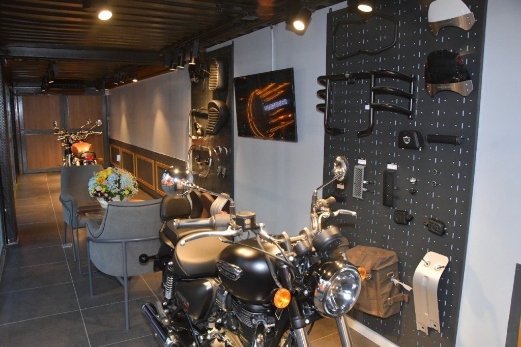 LINE_ALBUM_NEW SHOWROOM ROYAL ENFIELD_๒๒๐๙๒๒_1